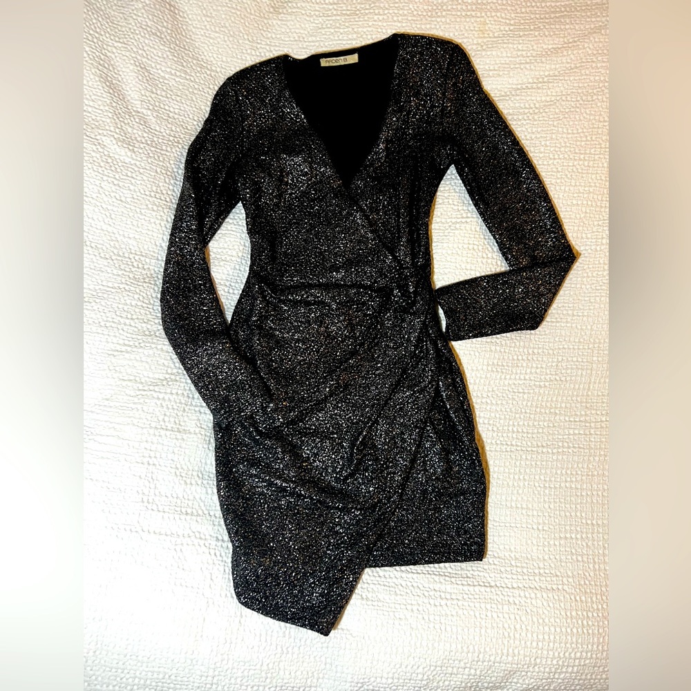 Arden B dress size small. This is the perfect holiday NYE dress like new!